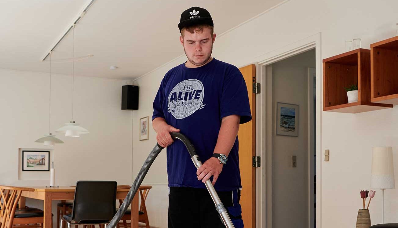 Gulvet bliver støvsuget